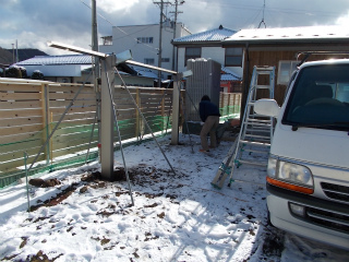 カーポート工事中です