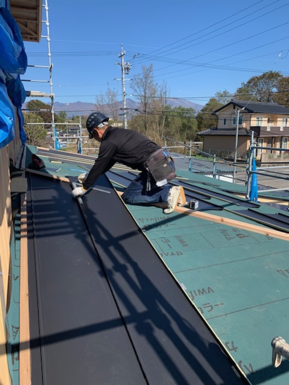 屋根葺き工事中です！