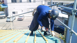 屋根板金葺きです