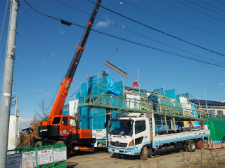 屋根材荷上げです！